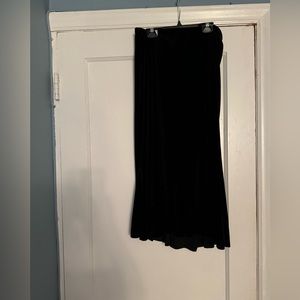 Beautiful Velvet Skirt Black   Size Medium